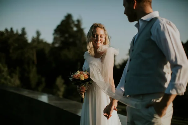 Detailní Záběr Roztomilé Mladé Novomanželé Pár Procházky Parku — Stock fotografie