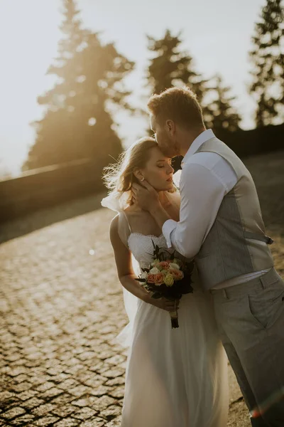 Closeup Cute Young Newlywed Couple — Stock Photo, Image