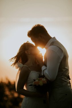 Yeni evli ve tatlı çiftin yakın çekimi.