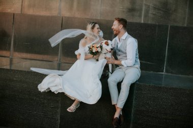 Jack Russel Terrier köpeğiyle yeni evli çiftin yakın çekimi.