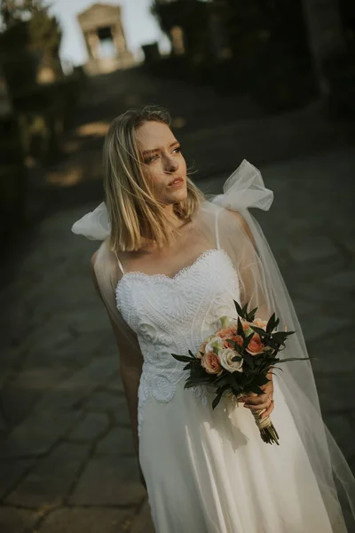 Leuke Jonge Bruid Met Bloemenboeket — Stockfoto