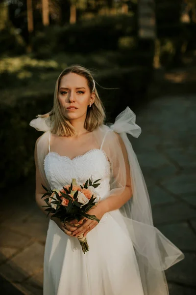 Carino Giovane Sposa Con Mazzo Fiori — Foto Stock