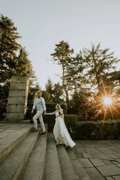 Χαριτωμένο Νεαρό Νιόπαντρο Ζευγάρι Περπατά Στις Σκάλες Στο Πάρκο — Φωτογραφία Αρχείου