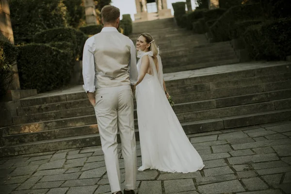 Visão Traseira Jovem Casal Recém Casado Bonito Andando Escadas Parque — Fotografia de Stock