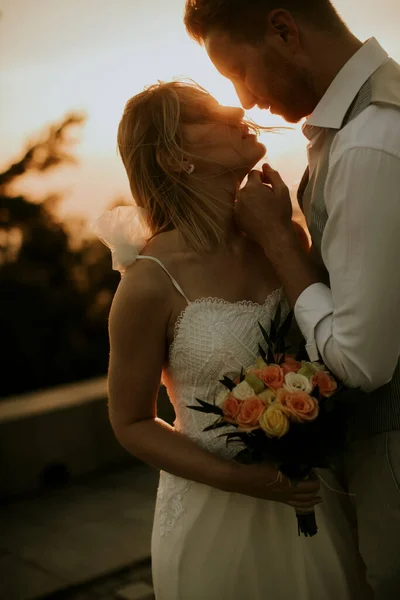 Fechar Bonito Jovem Casal Recém Casado — Fotografia de Stock