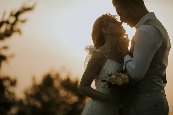 Close Van Schattige Jonge Pasgetrouwde Paar — Stockfoto