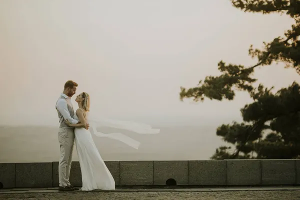 Detailní Záběr Roztomilý Mladý Novomanželský Pár — Stock fotografie