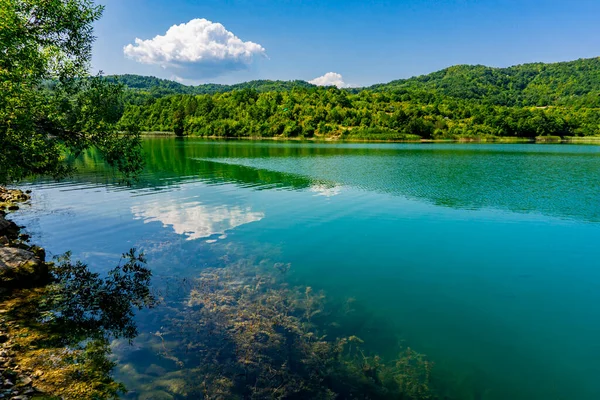 東セルビアのザジャカル近くのグリスト湖での眺め — ストック写真