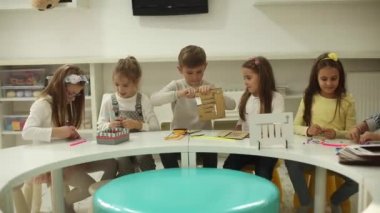 Anaokulu ahşap oyuncaklarıyla oynayan bir grup küçük çocuk.
