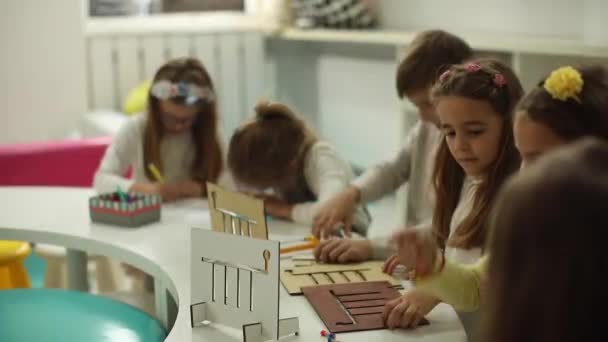 Grupa Małych Dzieci Bawiących Się Przedszkolnymi Drewnianymi Zabawkami Edukacyjnymi — Wideo stockowe