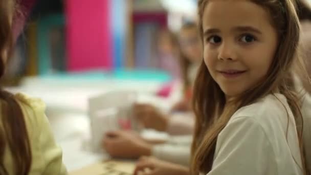 Groep Van Kleine Kinderen Spelen Met Kleuterschool Houten Educatief Speelgoed — Stockvideo