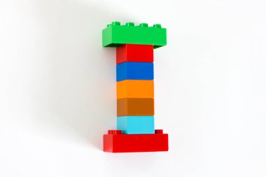 Beyaz arka planda izole ettiğim renkli oyuncak mektup.