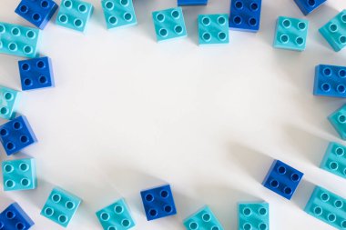 Beyaz zemin üzerinde boş telif alanı olan mavi plastik yapı blokları