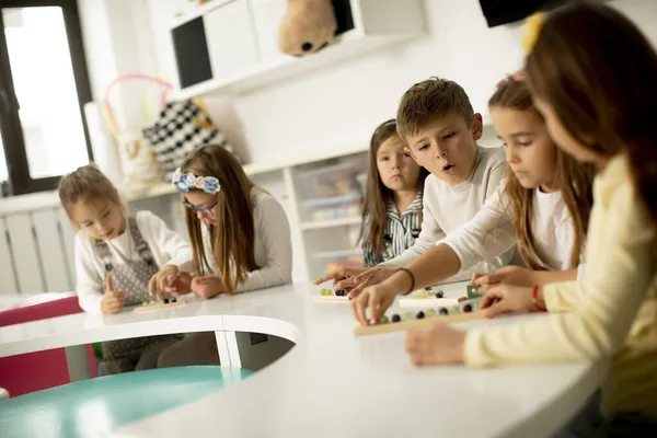 Grupa Małych Dzieci Bawiących Się Przedszkolnymi Drewnianymi Zabawkami Edukacyjnymi — Zdjęcie stockowe