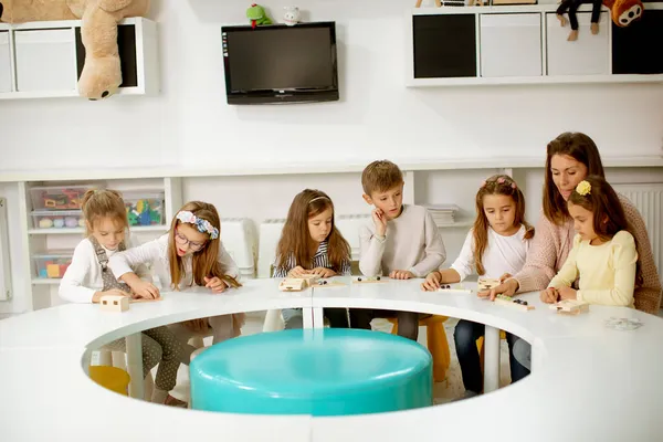 Grupo Niños Pequeños Jugando Con Juguetes Educativos Madera Preescolares Con —  Fotos de Stock