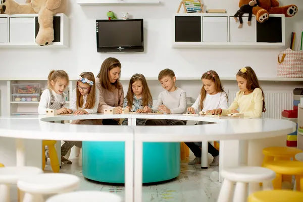 Grupo Crianças Brincando Com Brinquedos Educativos Madeira Pré Escolar Com — Fotografia de Stock