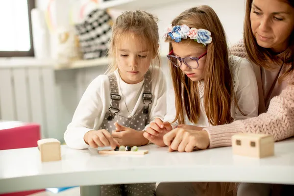 Duas Meninas Bonitinhas Brincando Com Brinquedos Educativos Madeira Pré Escolar — Fotografia de Stock