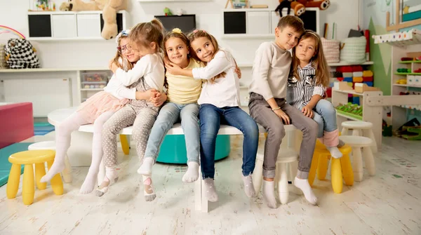 Grupo Crianças Jardim Infância Bonito Amigos Sentados Divertindo — Fotografia de Stock