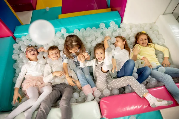 Grupa Szczęśliwych Małych Dzieci Balu Uśmiecha Się Szczęśliwie Kamery Podczas — Zdjęcie stockowe