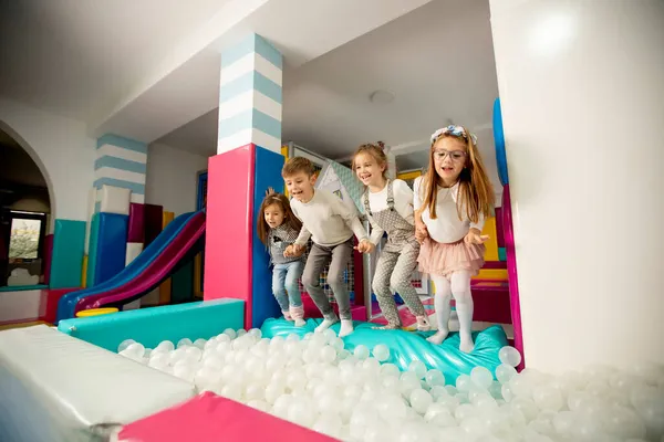 Группа Счастливых Маленьких Девочек Прыгающих Яму Мячей — стоковое фото