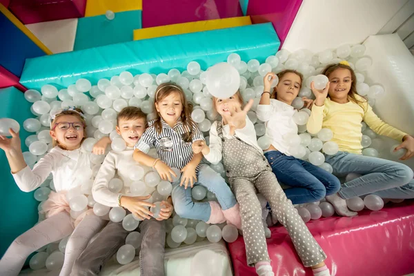 Gruppe Fröhlicher Kleiner Kinder Ballkasten Lächelt Glücklich Die Kamera Während — Stockfoto