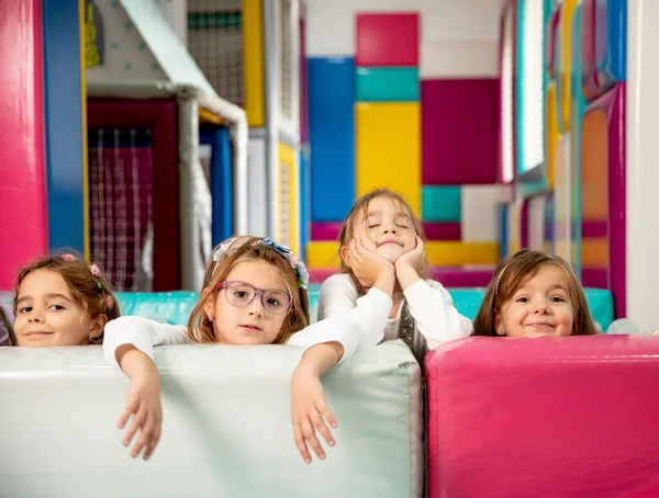 Grupa Cute Little Girls Ukrywa Się Duże Kolorowe Skórzane Bloki — Zdjęcie stockowe