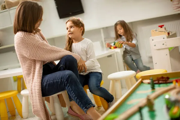 Kindergärtnerin Gespräch Mit Süßem Kleinen Mädchen Kindergarten — Stockfoto