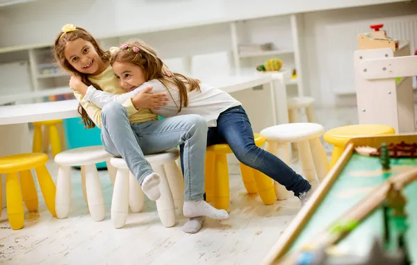 Zwei Süße Beste Freundin Mädchen Zusammen Kinderzimmer Spielzimmer — Stockfoto