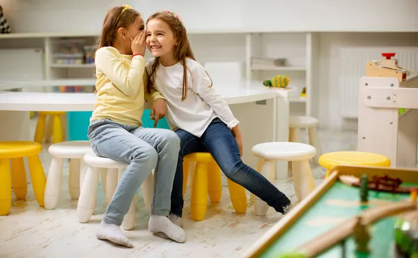 Nettes Kleines Mädchen Flüstert Etwas Ein Ohr Ihres Freundes — Stockfoto