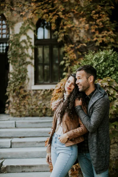 Bonito Jovem Casal Pelas Escadas Parque Outono — Fotografia de Stock