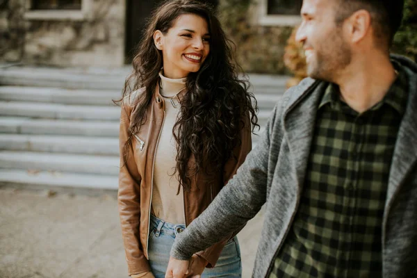 Bonito Jovem Casal Andando Parque Outono — Fotografia de Stock