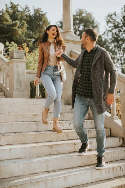 Pasangan Muda Yang Cantik Tersenyum Dan Berbicara Sambil Berjalan Menuruni — Stok Foto