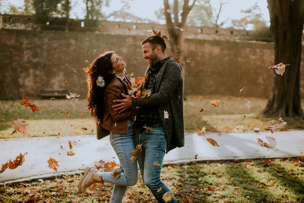 Bello Giovane Coppia Avendo Divertimento Con Foglie Autunno Parco — Foto Stock