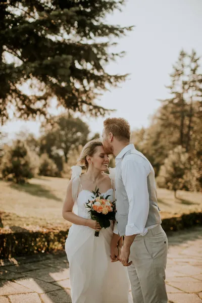 Mignon Jeune Couple Nouvellement Marié Debout Dans Parc — Photo