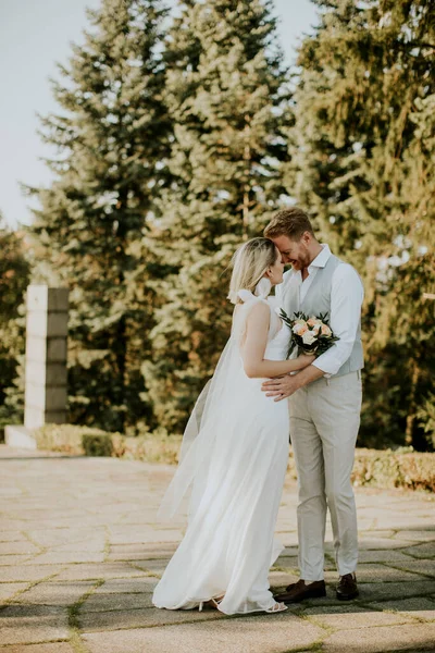 Mignon Jeune Couple Nouvellement Marié Debout Dans Parc — Photo