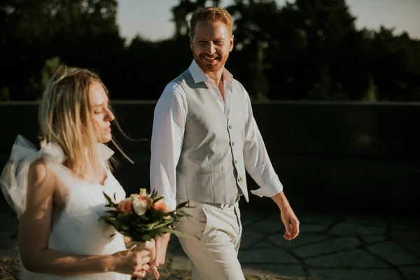 Close Van Schattige Jonge Pasgetrouwde Paar Wandelen Het Park — Stockfoto