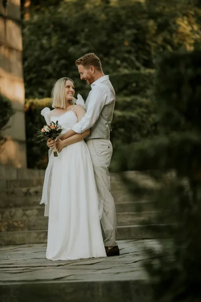 Mignon Jeune Couple Nouvellement Marié Debout Dans Parc — Photo