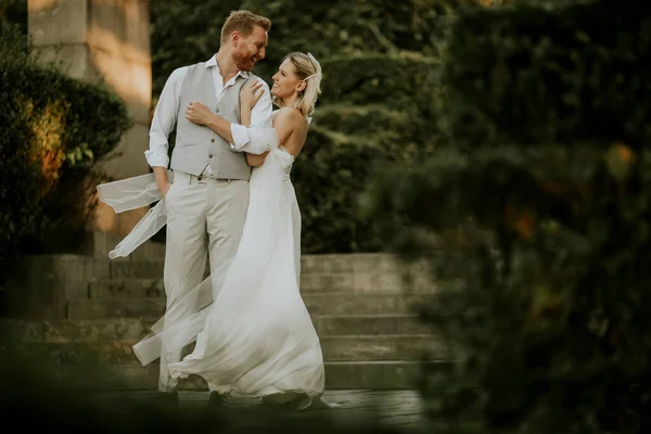 Schattig Jong Pasgetrouwd Koppel Dat Het Park Staat — Stockfoto