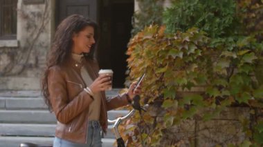 açık havada Smartphone kullanan kadın