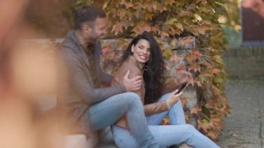 Birbirine aşık çiftler randevulaşırlar.