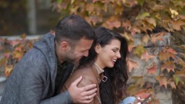Birbirine aşık çiftler randevulaşırlar.