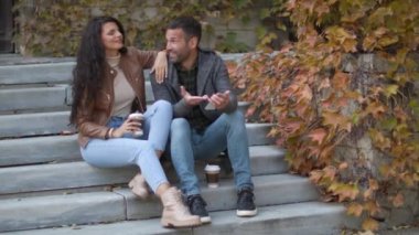 Birbirine aşık çiftler randevulaşırlar.