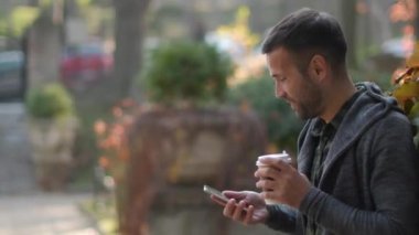 Dışarıda telefon kullanan bir adam.
