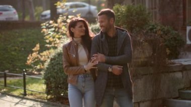 Birbirine aşık çiftler randevulaşırlar.