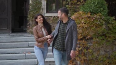 Birbirine aşık çiftler randevulaşırlar.