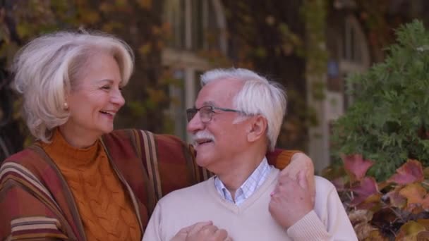 Knappe Senior Paar Omarmen Herfst Park — Stockvideo
