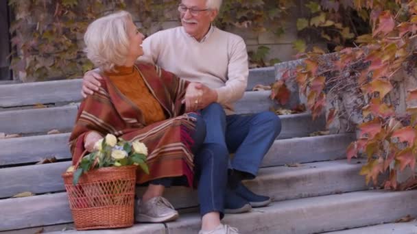 Knap Stel Dat Trap Zit Met Een Mand Vol Bloemen — Stockvideo