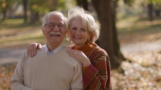 Starszy Para Miłość Spędzać Czas Randce Jesiennym Parku — Wideo stockowe