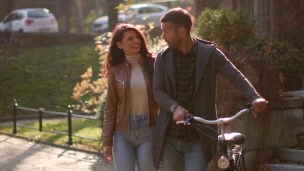 Pasangan Muda Yang Tampan Berjalan Dengan Sepeda Taman Musim Gugur — Stok Video