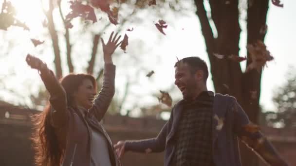 Heureux Jeune Couple Amuser Avec Des Feuilles Automne Dans Parc — Video